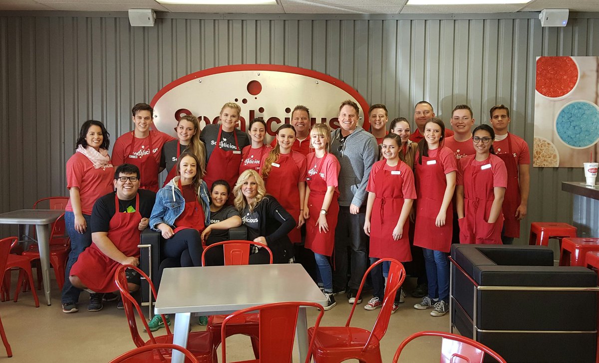 Sodalicious's tweet photo. Safford Grand Opening Staff.  Free 24oz drinks all day! https://t.co/UTWS1qiB9Q