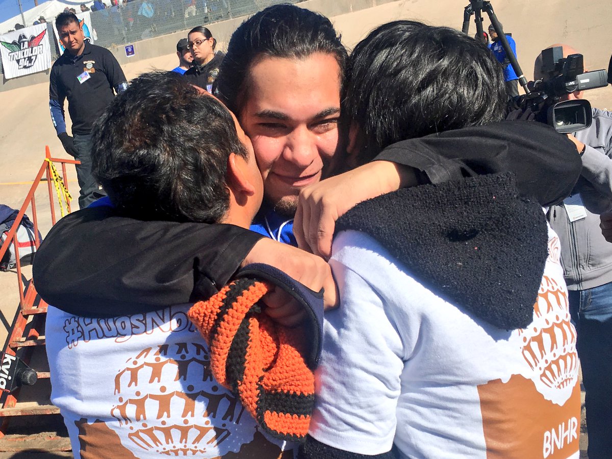 PHayesReports's tweet photo. Here's some photos from today's event near downtown El Paso. #HugsNotWalls https://t.co/72mdLjHZyt