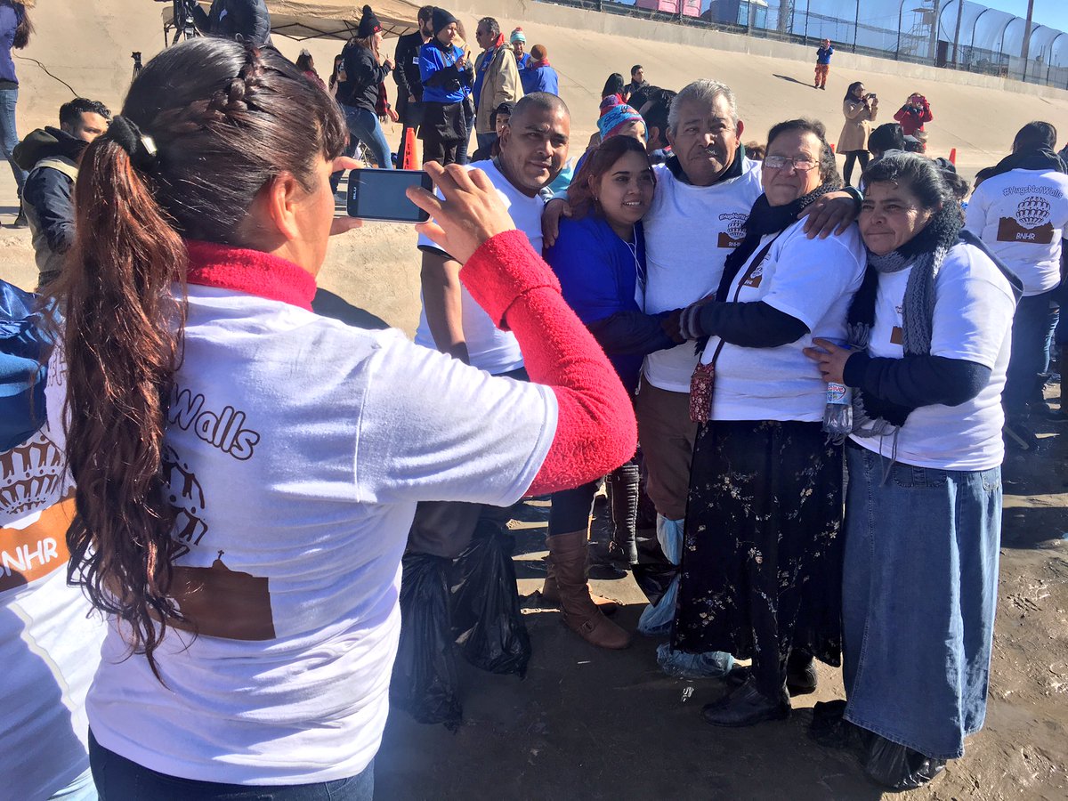PHayesReports's tweet photo. Here's some photos from today's event near downtown El Paso. #HugsNotWalls https://t.co/72mdLjHZyt