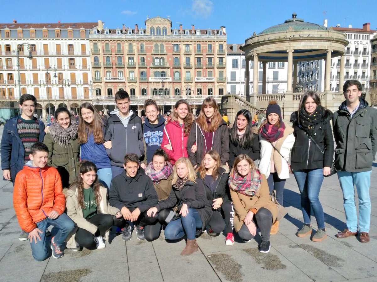 lucia_astiz's tweet photo. Hoy los chicos de @teresianaspampl voluntarios en "Café para dos" con @StagesProject 
Un proyecto universitario con mucho corazón. https://t.co/1IcmYu1OFJ