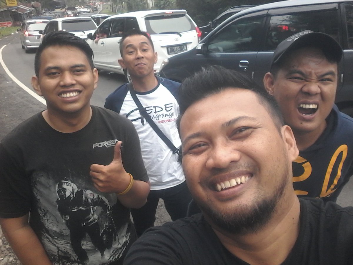 selfie dl mumpung lg macet yah abang2 ganteng