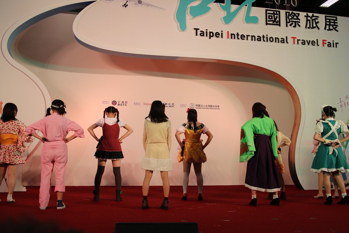 m99if93a's tweet photo. ITF2016⑤ 二日目
1.メインステージ演出、今回初めての大きい舞台、みんな思い切り動き出す (かぁちのズボンは片足ロールアップ、初めて知った..)
2.GO MY WAY知多半島のHEYHEYHEY部分だな (うっしーのふともも筋肉あるな←←←)
#ITF2016 #知多娘 https://t.co/lqCJbAMTow