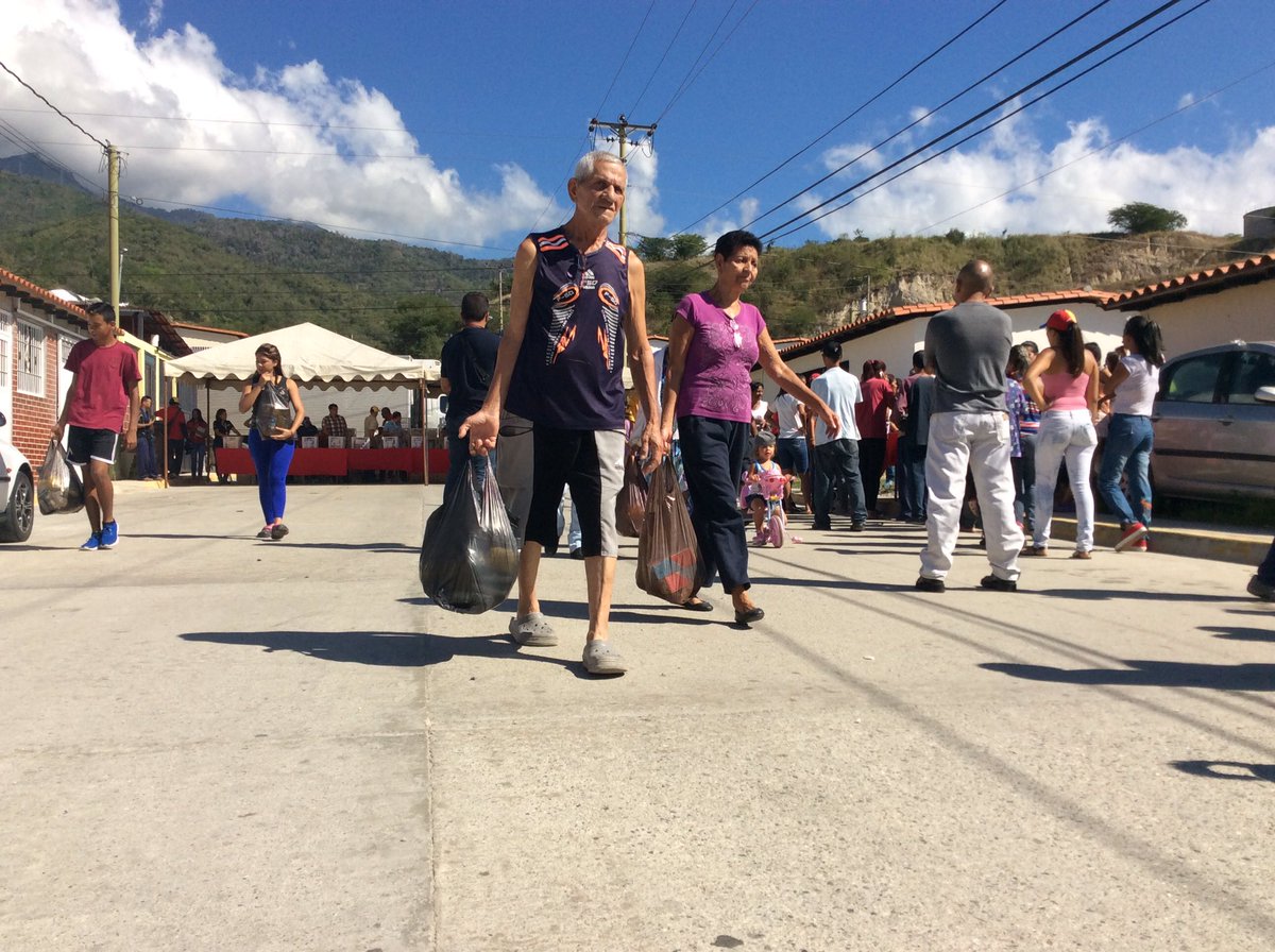 GJCabelloC3K's tweet photo. #9AñosPdval atiende actualmente 614.228 familias a través de los #CLAP en las comunidades del país, en plena guerra económica. @RMarcoTorres https://t.co/lPNQrimjEf