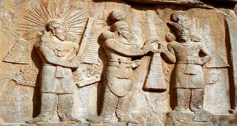 Поклонение богу солнца шамашу 5. Ахура Мазда вручает. Михр Бог. Ассирийская Митра. Древнеармянскому Богу солнца митру.
