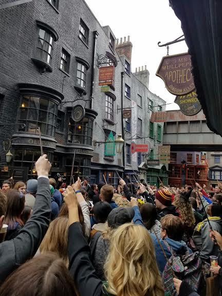 ハリー ポッター オリバンダー役ジョン ハートの訃報を受け オリバンダーの店の前でファンが杖を掲げ追悼 海外ドラマ セレブニュース Tvグルーヴ モバイル版