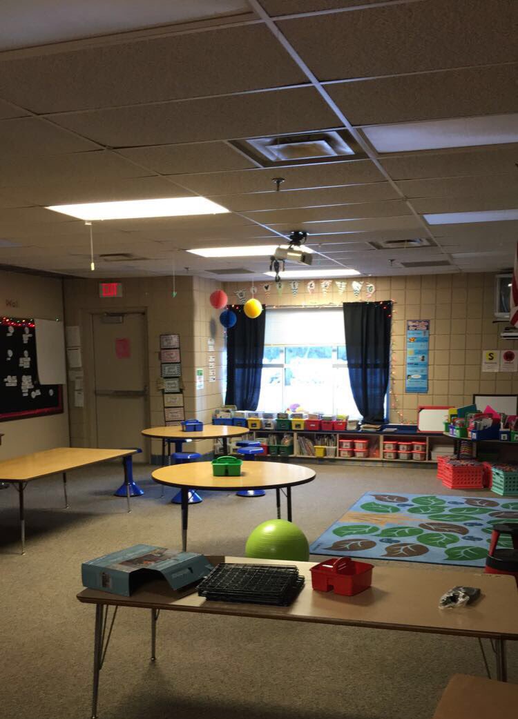 LearningIn1st's tweet photo. Classroom redesign is underway! More pictures to come! 🙌🏼#gocigo #flexibleseating #learningplayground #InnovatorsMindset #TeachingLeaders https://t.co/RL5mhkT8Ab