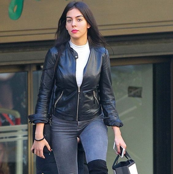 Leather Jacket Shop on X: Georgina Rodriguez steps out for a spot of  shopping in Madrid https://t.co/GpjS2mgbve #georginarodriquez #madrid # leatherjacket https://t.co/Vo1Mg7qcdY / X