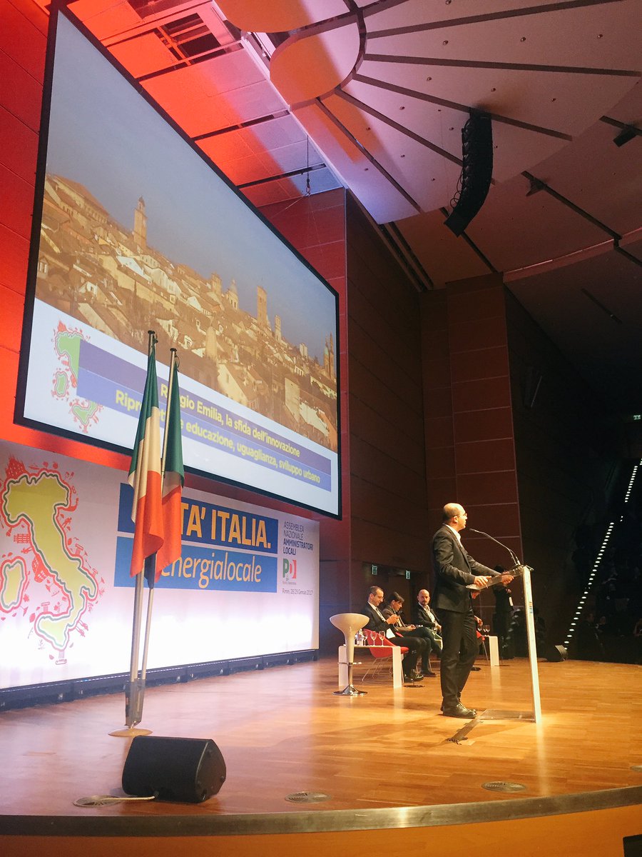 Il sindaco di Reggio Emilia <a href="/lucavecchi72/">Luca Vecchi</a> a #energialocale parla di rigenerazione urbana partendo dalle ex Reggiane