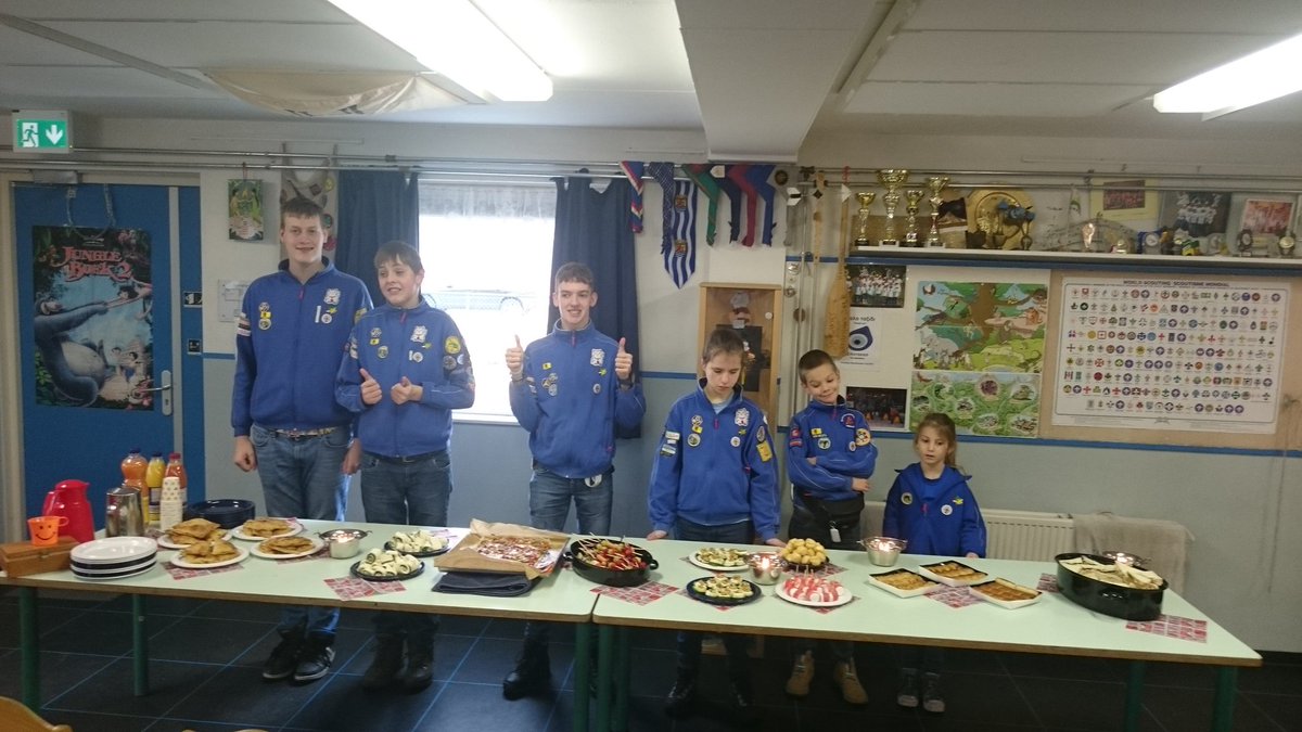 BE_BlauweVogels's tweet photo. Alles is gereed.Een gedekte tafel vol lekkers. Laat de familie maar komen. https://t.co/qWkaoBZnFc