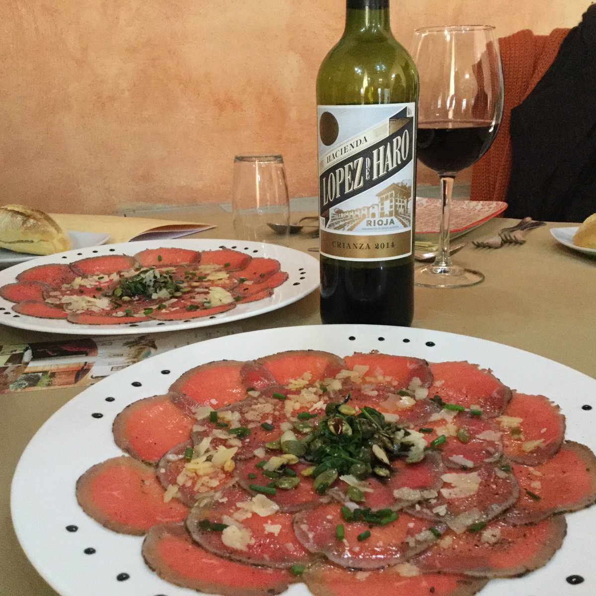 AldaraAS's tweet photo. Sabores de #Osuna en @LaCasonadeCa1 #aunahorade #Sevilla #euipomagentaalpoder @aunahorade @tysaford @RedGuadalinfo @TurismoMarchena https://t.co/K6Wm4hmQc8