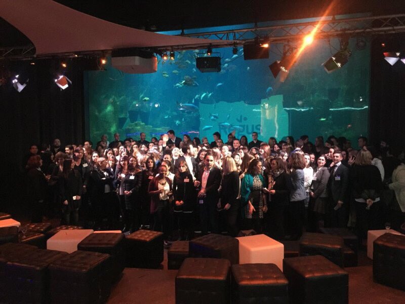 L'équipe #Regus prête pour une autre année de #reussite #Developpement #fun et pour le #lancement de #Spaces. En direct de l'#Aquarium
