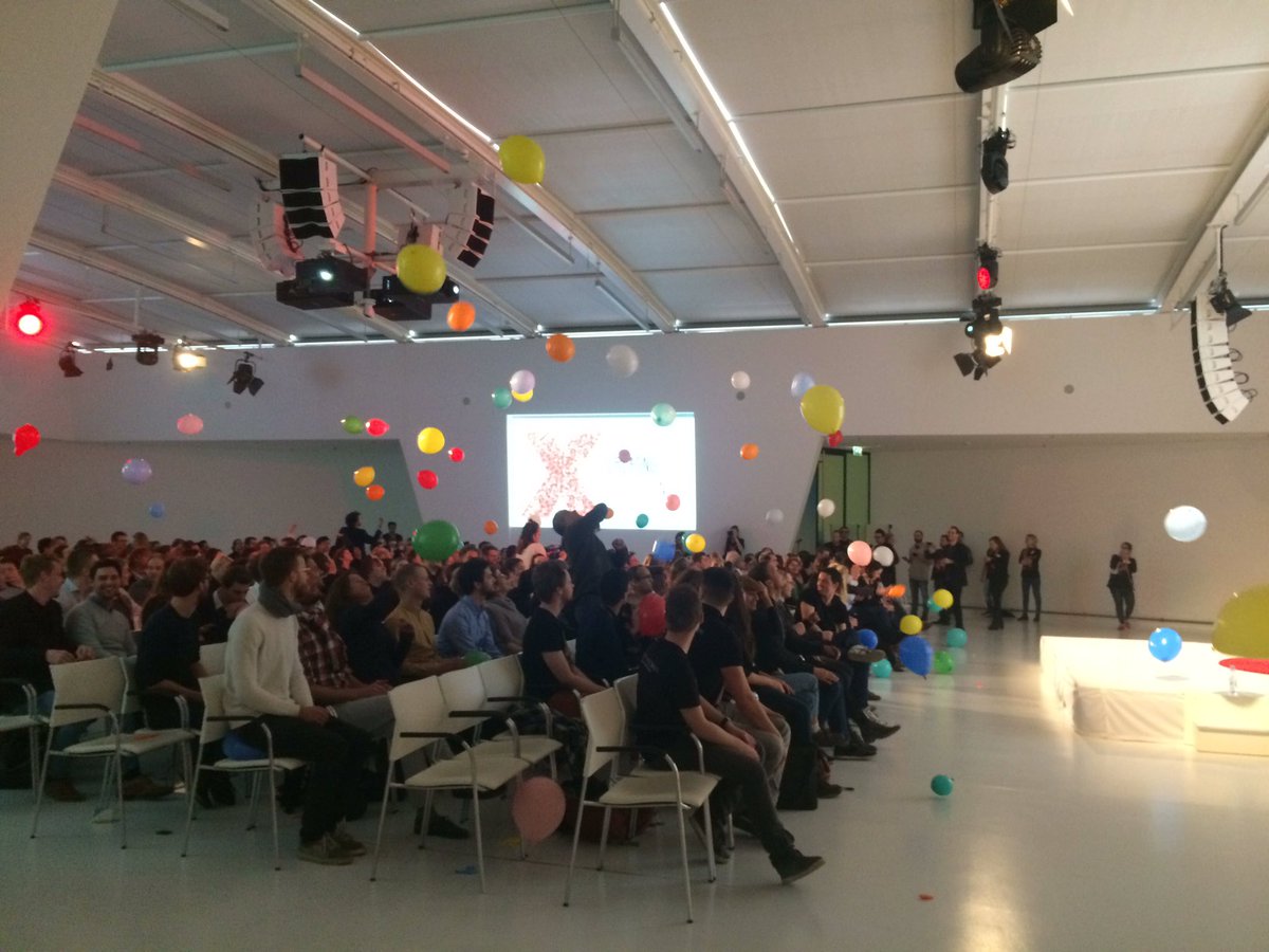 De zaal bouwt een feestje tijdens de energizer van Guy Wijnen! 🎈🎈🎈 #tedxyu #creatingopportunities