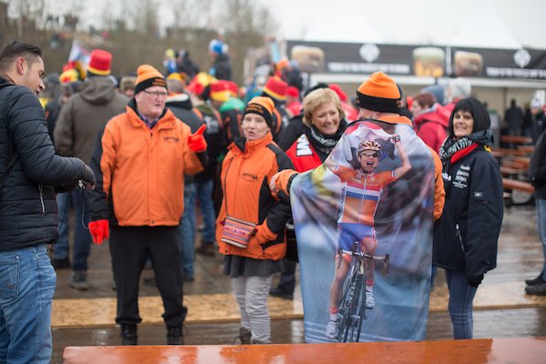 UCI_cycling's tweet photo. A bunch of great fans today in #Bieles2017! Whatever the weather, CX fans are here to support the riders! 👍🎉 https://t.co/bjUK6q5Bwu