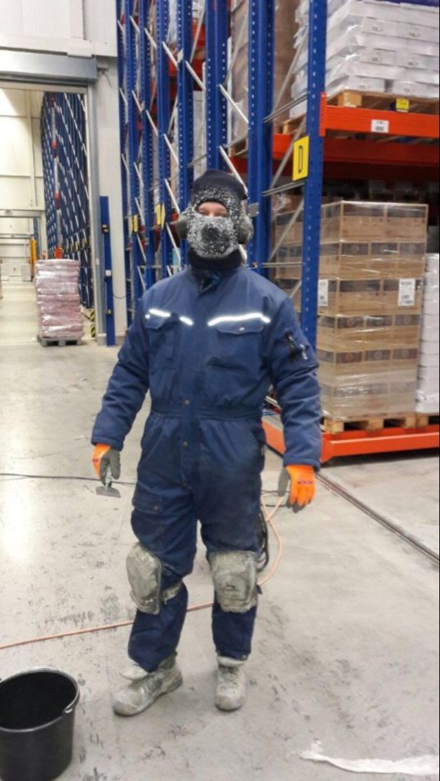 NestonBV's tweet photo. Een yeti? Nee, collega's betonreparaties aan het uitvoeren in een vriesopslag met T2800PG en T2040BF van BASF ( te verwerken tot -25 ) https://t.co/PvBgF2l6I4