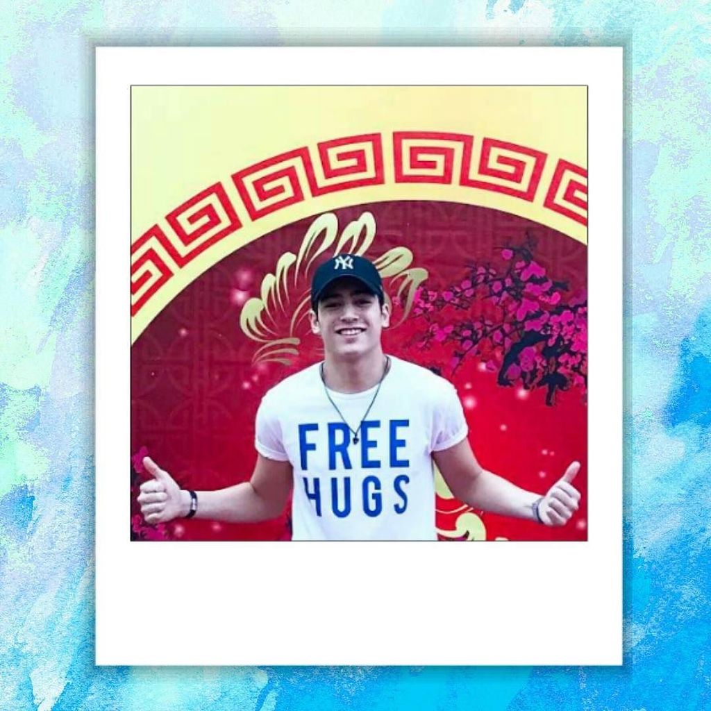MARCOroonsOFC's tweet photo. Free hugs anyone? Kung Hei Fat Choi! #MARCOroons https://t.co/HsCCHzSb5Z https://t.co/aozfEOVIHF