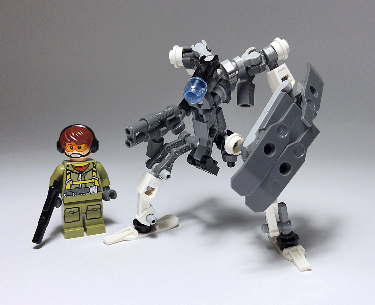 にかいどう 機械生物図鑑 Twitterissa レゴで歩兵随伴型の小型ロボを作ったよ 全高８センチという超々小型モデル ほんとに手のひらサイズ スマホの半分くらい 前回作ったバトルスーツが展開できないような狭い場所での運用を想定 レゴ Lego Legomoc