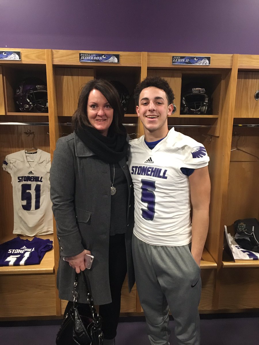DohnavynJ's tweet photo. Extremely blessed to announce, that I am committing to Stonehill to play football! Thank you to everyone that has helped and supported me! https://t.co/HFrbBtmZry