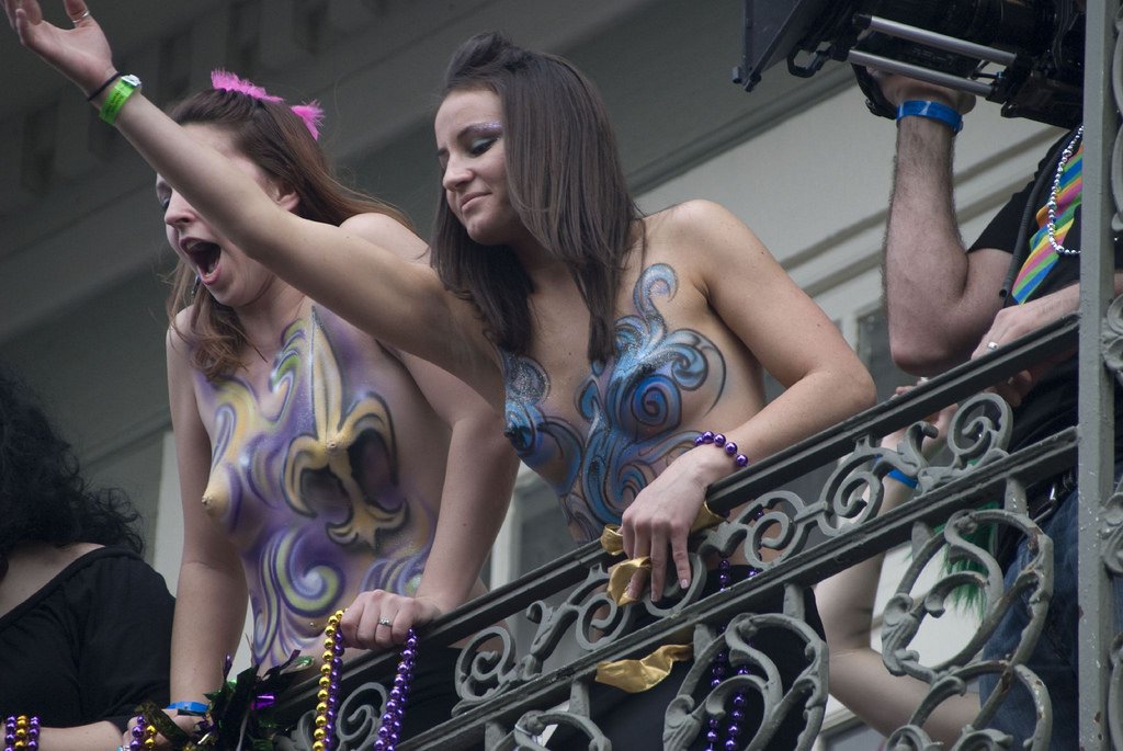 PintouNaF0lia's tweet photo. Mardi Gras #Thowback #carnaval #sexy #NewOrleans #GirlFlashing https://t.co/ozZNCdkFSz https://t.co/wAYbcFs6AS