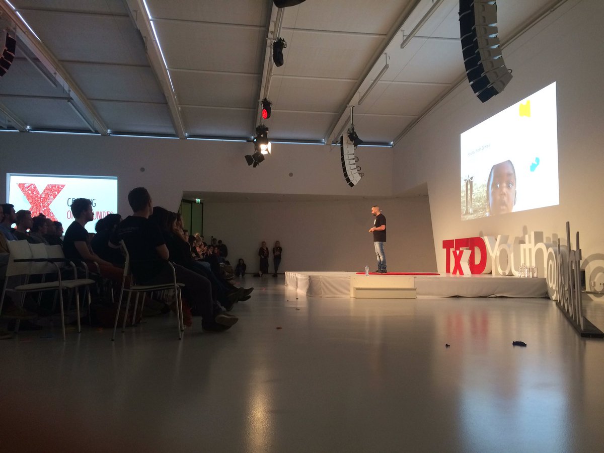 Tey (winnaar Talent Stage en Startupweekend Utrecht) vertelt in zijn TEDtalk over blockchain #tedxyu #creatingopportunities