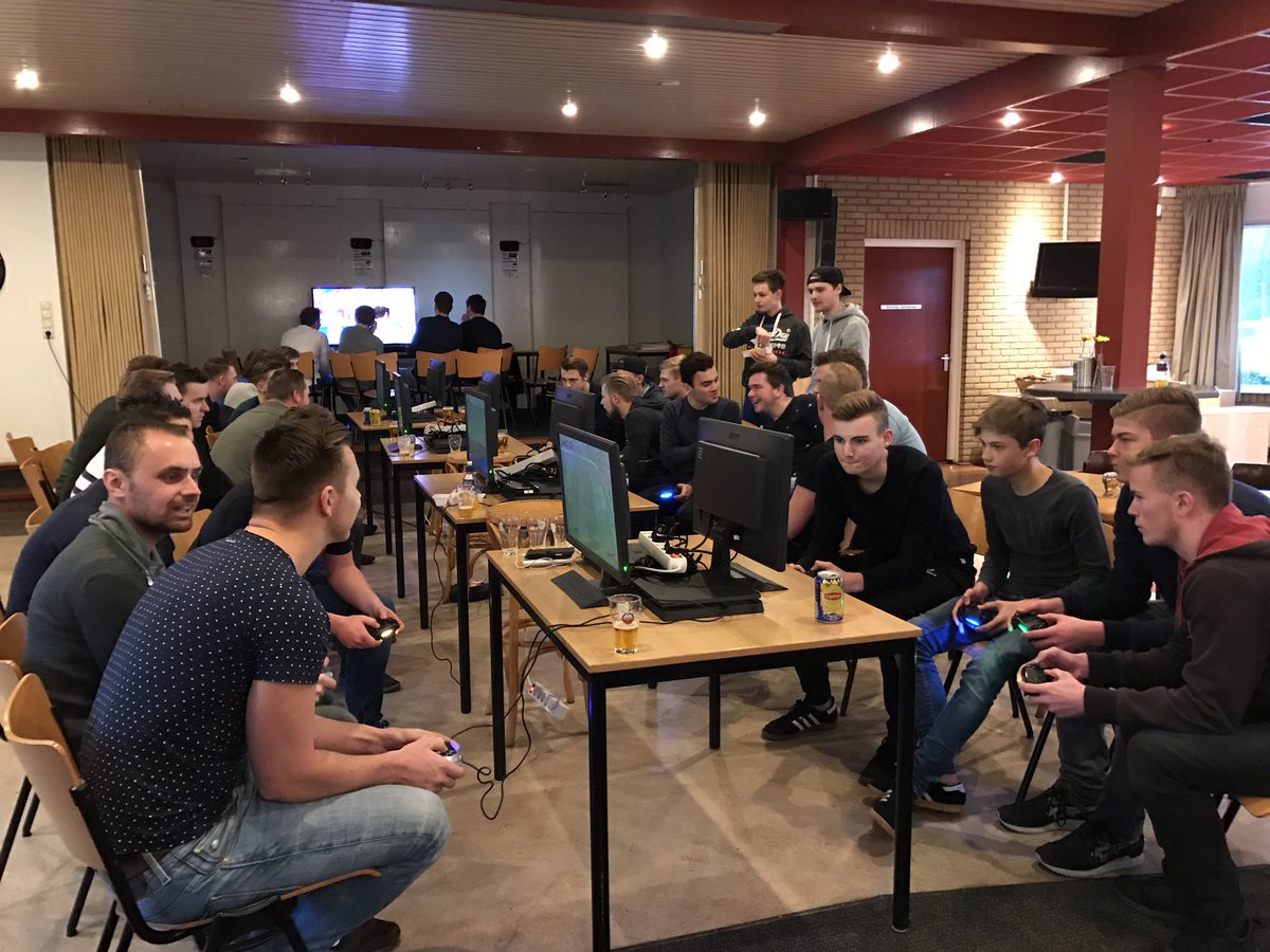 FIFAlive's tweet photo. Het 1vs1 FIFA17 toernooi is afgelopen en nu zijn we begonnen met het 2vs2 toernooi @svdalfsen https://t.co/mNTdl50tcS