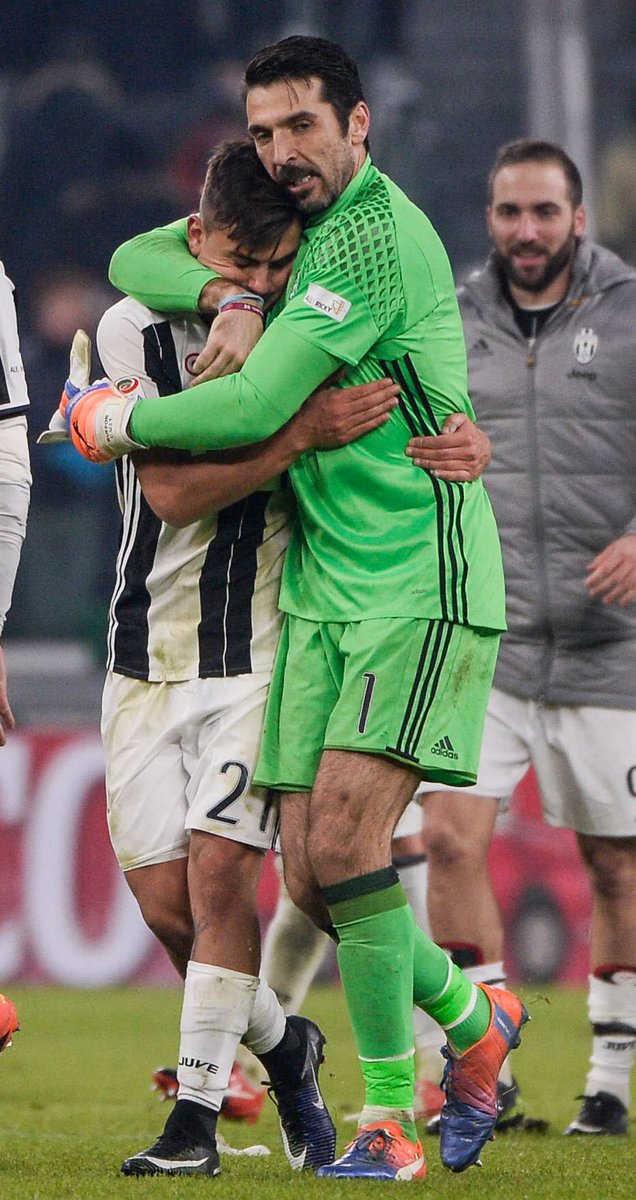 PauDybala_JR's tweet image. Capitano, hai parato anche il tempo! Tanti auguri @gianluigibuffon !