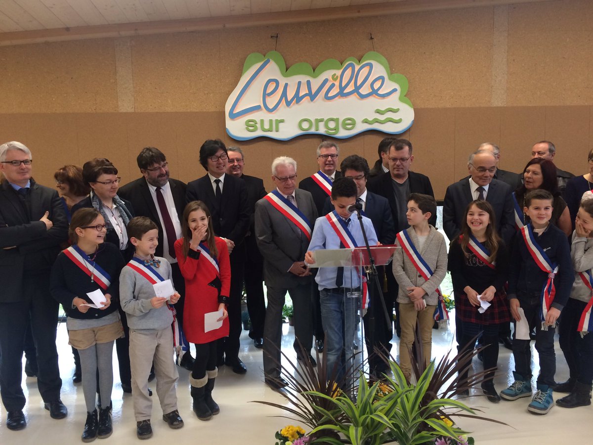 JVPlace's tweet photo. Aux voeux de #Leuvillesurorge avec mon ami #EricBraive et de mon collègue @mandonthierry et du député @romaincolas à @VilleRisOrangis https://t.co/PEl57uTLgF