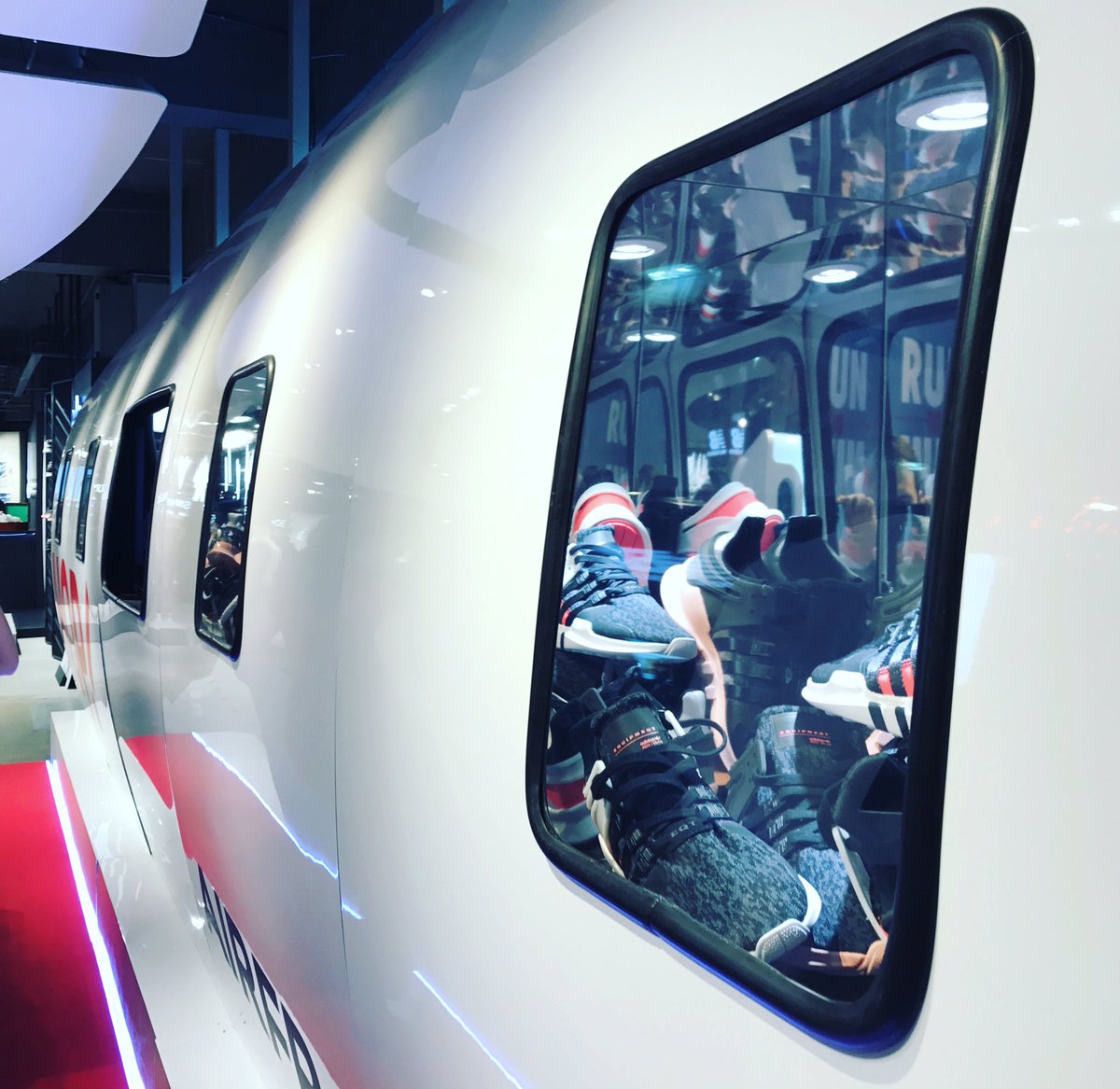 com1avion's tweet photo. Poser un #Avion au @citadium en plein Paris, il fallait y penser, bravo @hopinfos ! 😍✈️😎 |#RunToMum #AvGeek #Aviation #Marketing https://t.co/gTP5AwJWe2