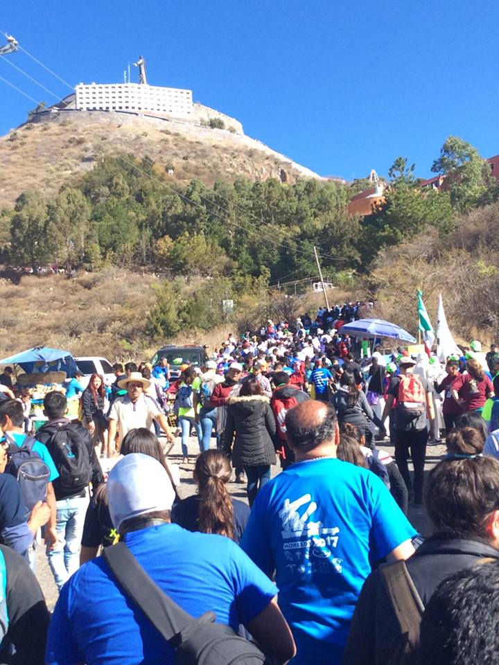 Yoinfluyo's tweet photo. Jóvenes de Guanajuato casi llegan al Monumento a Cristo Rey #VivaCristoRey en #Cubilete2017 #YIEnCubilete2017 @Tye_nacional https://t.co/sV4bcbosI9