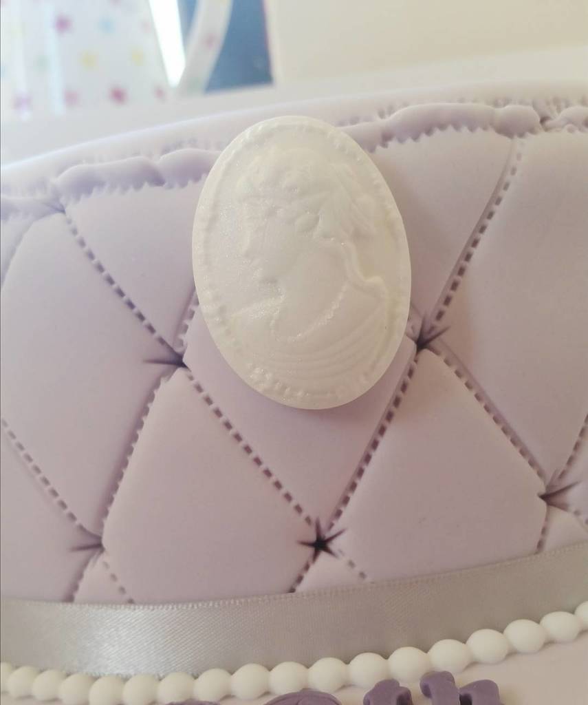 SandraFitzi's tweet photo. Sneaky close up peep. Edible cameo brooch.
#caketoons #galway #mayo #ireland #cake #cakear… https://t.co/IUCnl3A9wa https://t.co/syuz1ZjGSR