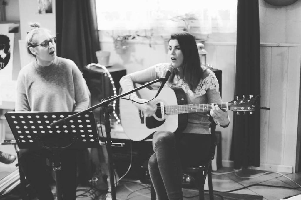 gramoladekeith's tweet photo. Thecla en las #TeaSessions del @ceraticafe #rightnow.

#livemusic #valencia #acoustic #con… https://t.co/vav7x465cD https://t.co/LYJUfUqfgi