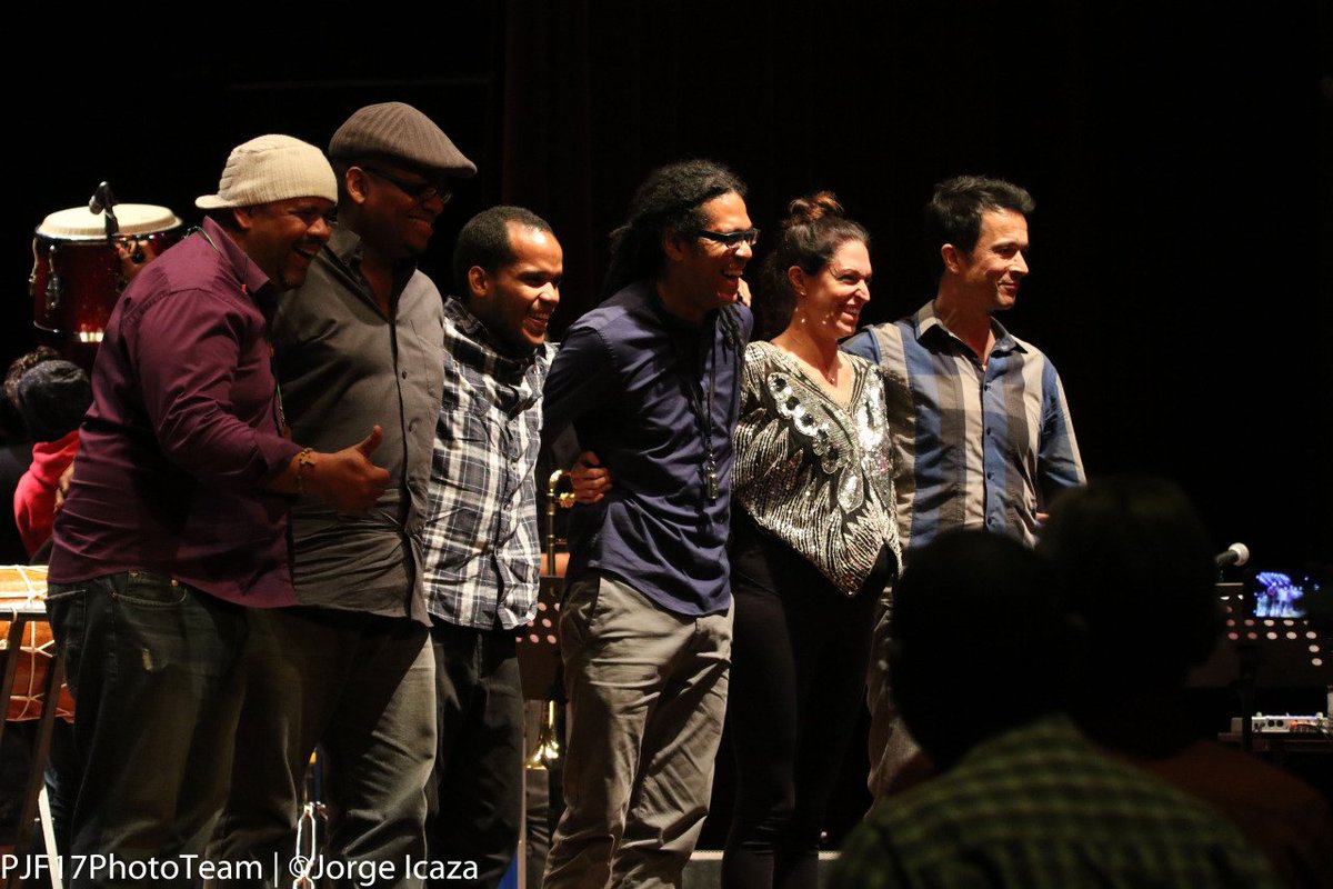 Omar Díaz y DeDé al final de su presentación en el Festivsal de Jazz de Panamá.
