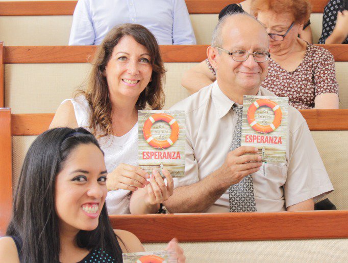 La Iglesia de La Molina con el libro del año. En busca de Esperanza, listos para compartirlo.