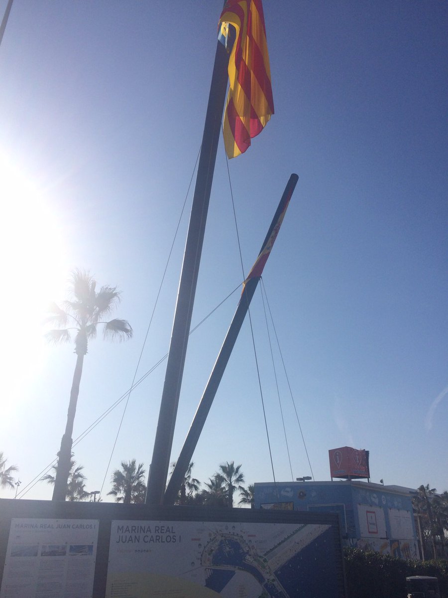 touristing2015's tweet photo. Recordad que mañana por la mañana os estaremos atendiendo en nuestro local #bajolasbanderas de @lamarinadevlc 🚩☀️🚩turismo #valencia #rrss https://t.co/I9oeS1OXB2