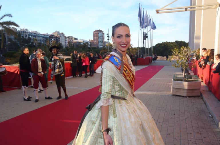 FallasOP's tweet photo. #Exaltació17| Raquel Alario estrena su tercer traje oficial - https://t.co/BEMumO313x https://t.co/pgkkqfymrQ