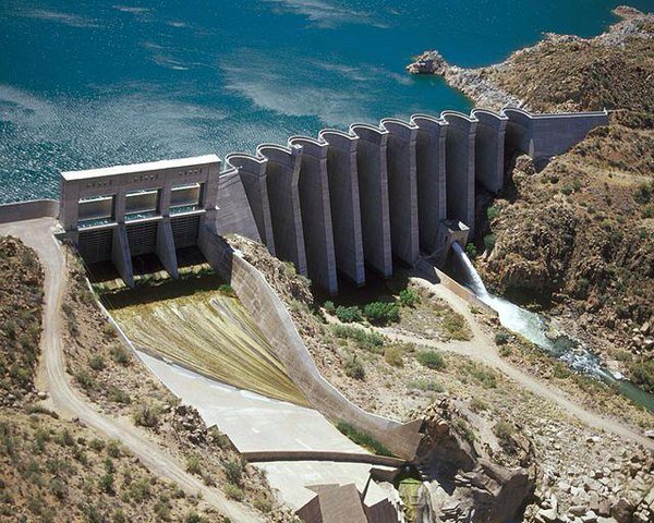solestudiosing's tweet photo. "Presa Bartlett, Arizona, hecha de hormigón y con múltiples arcos. Empleada para irrigación." BY @GeotechTips https://t.co/1oWY9BD8Cn