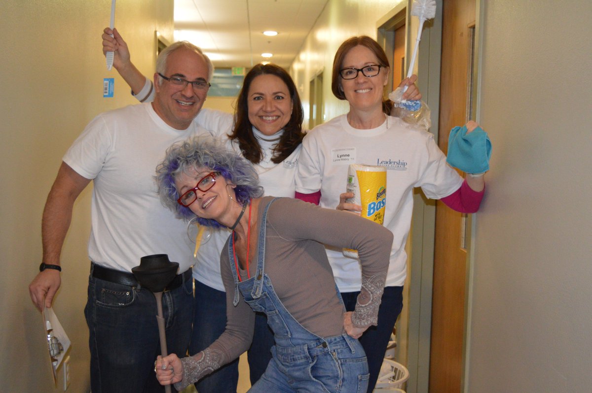 TheBridgeHRC's tweet image. Leadership Dallas team organizing and assembling welcome baskets! #LDAcommunityday #BridgeHRC