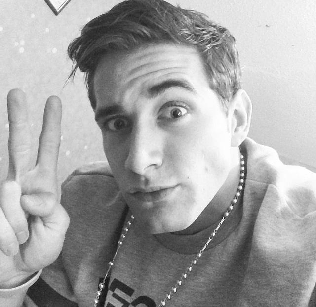 vglapp's tweet photo. Peace, Love + #VGLapp 
✌️ https://t.co/Gt5pK24syZ #gaychat #gayboys #biboys #gaylife #bromo #cutegay #teamgay 📲 https://t.co/2WyEMMvWya https://t.co/GB0InaD7EI