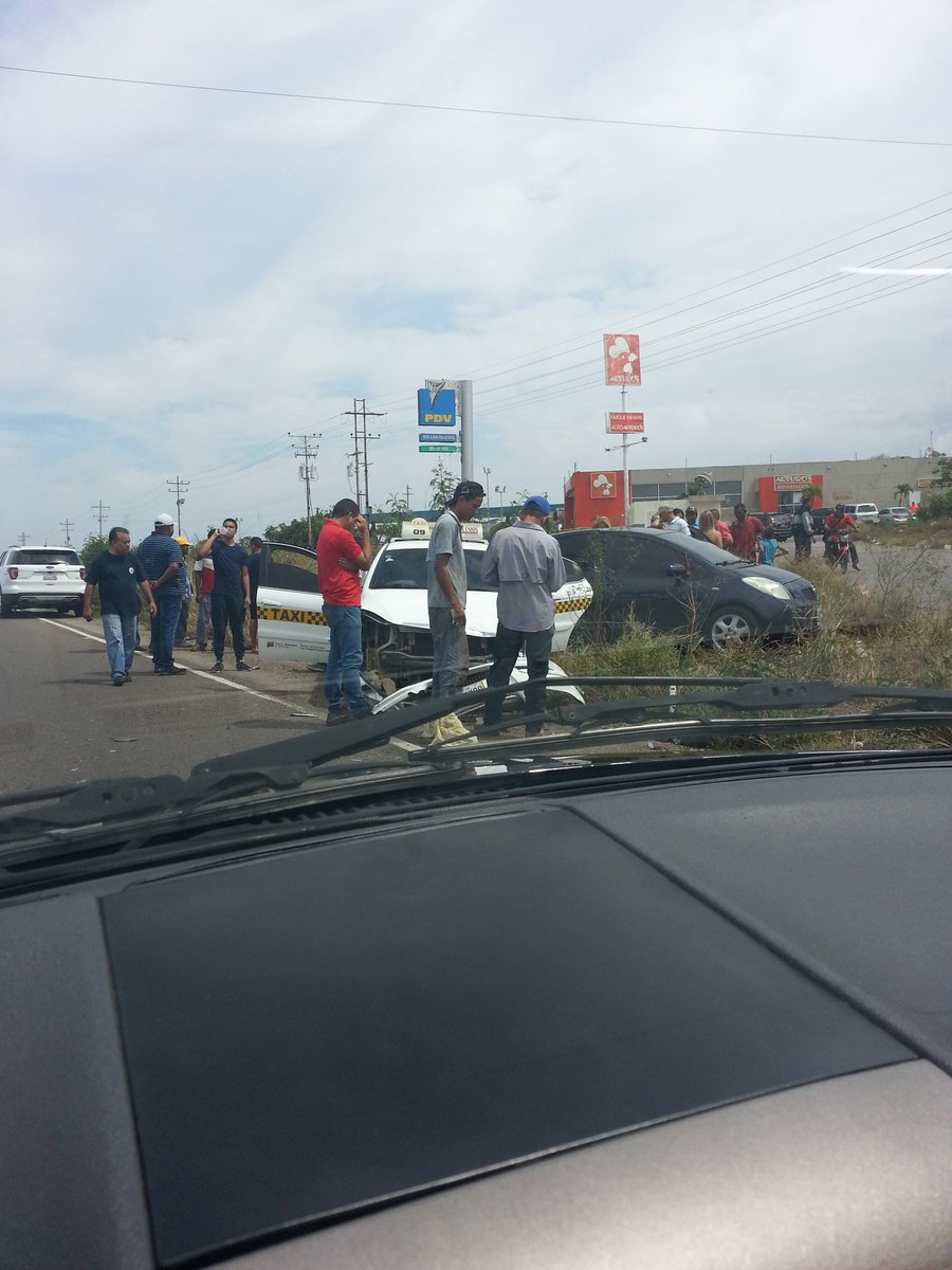 luismamtb's tweet photo. Accidente frente a Arturos vía piritu precaución llamar ambulancia heridos en el sitió @trafficPUERTO https://t.co/rcJNpTJPba