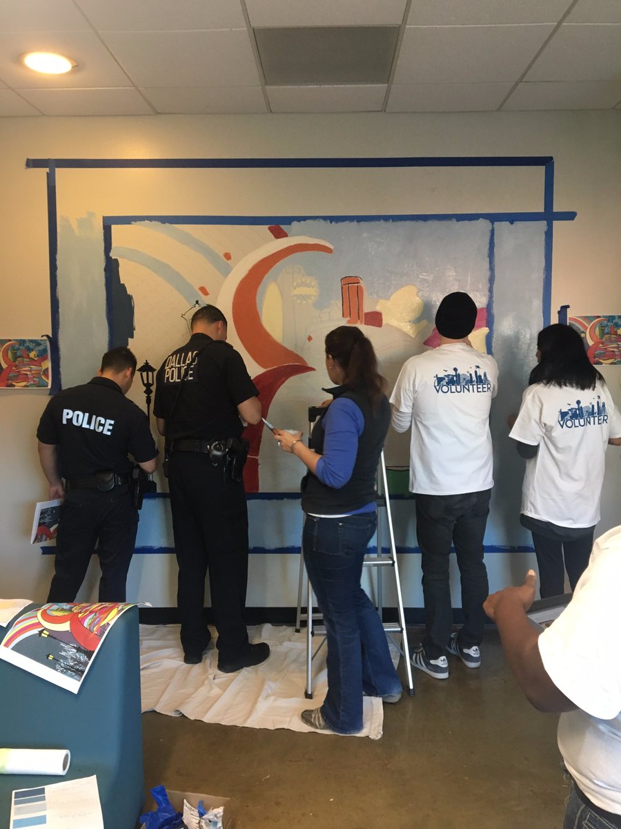 TheBridgeHRC's tweet image. Leadership Dallas painting a beautiful new mural in the ladies lounge. @DallasPD #LDAcommunityday #BridgeHRC