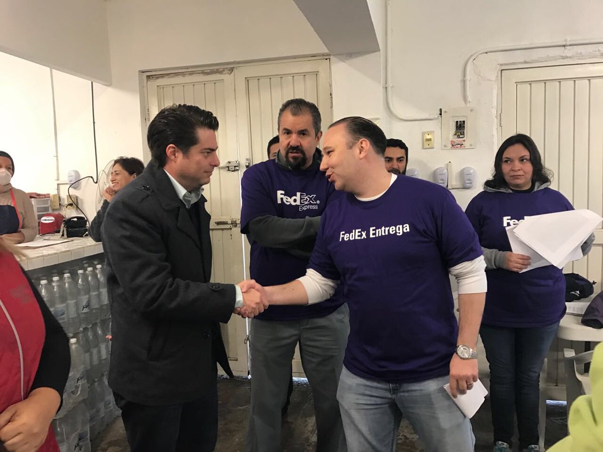 enriquemym's tweet photo. #SociedadyGobierno trabajando en equipo. Gracias @FedEx por sumarse a @SEDESOL_mx en #LeerTeIncluye #SedesolContigo @larousse_cocina https://t.co/bMHbIKa9l6