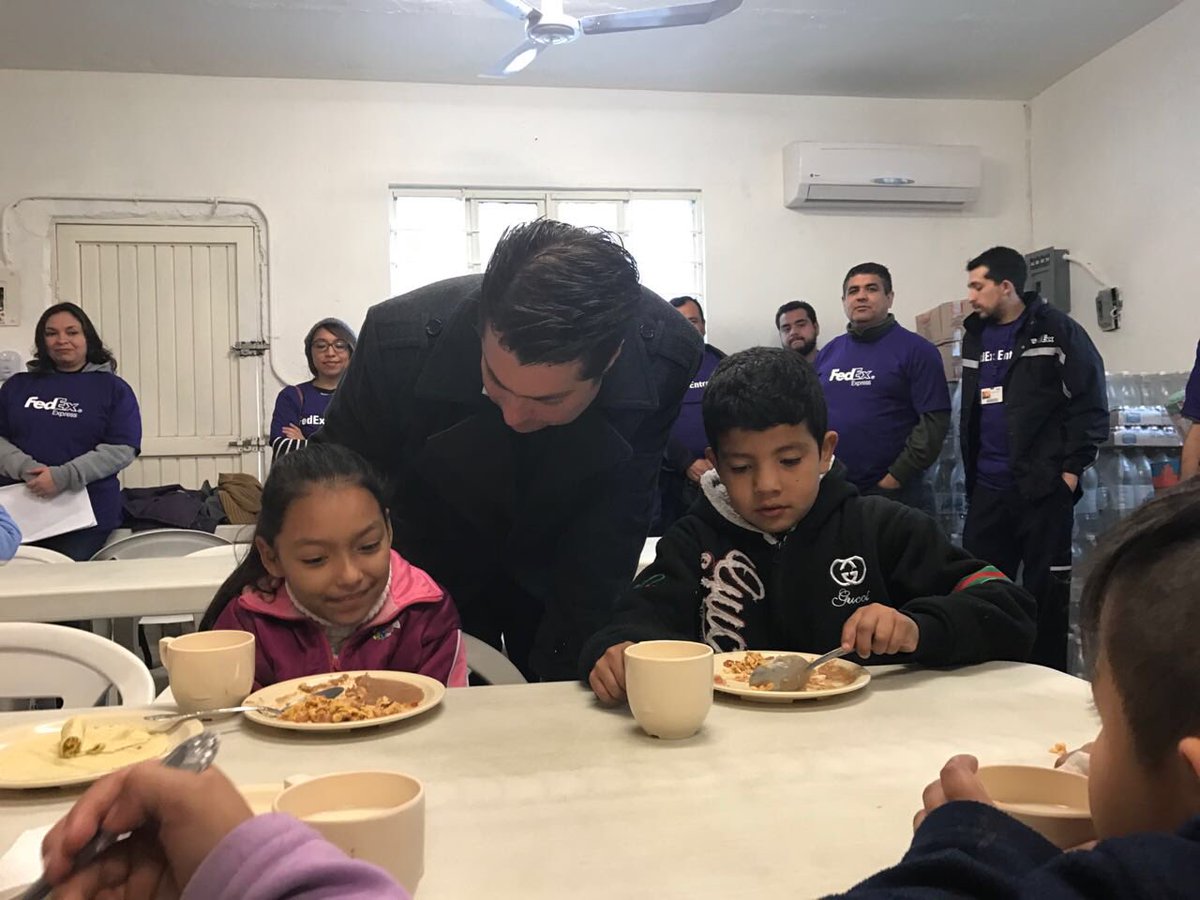 enriquemym's tweet photo. #SociedadyGobierno trabajando en equipo. Gracias @FedEx por sumarse a @SEDESOL_mx en #LeerTeIncluye #SedesolContigo @larousse_cocina https://t.co/bMHbIKa9l6