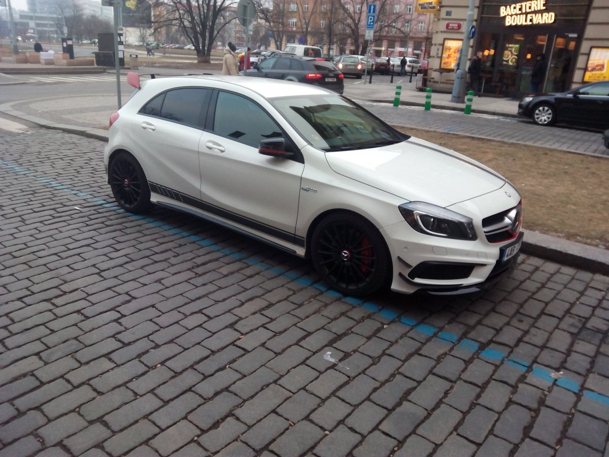 Adri_995's tweet photo. Mercedes A45 AMG https://t.co/iplhdaRRek