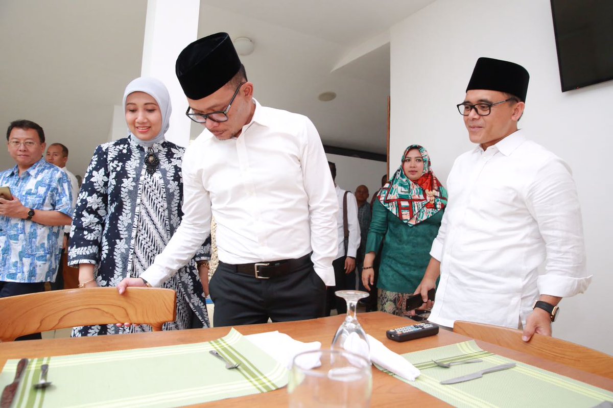 juangdaf's tweet photo. Disela giat kunker di @banyuwangi_kab @hanifdhakiri @KemnakerRI singgah ke pendopo sabhaswagata blambangan @tul_har https://t.co/raoUbBxvLS