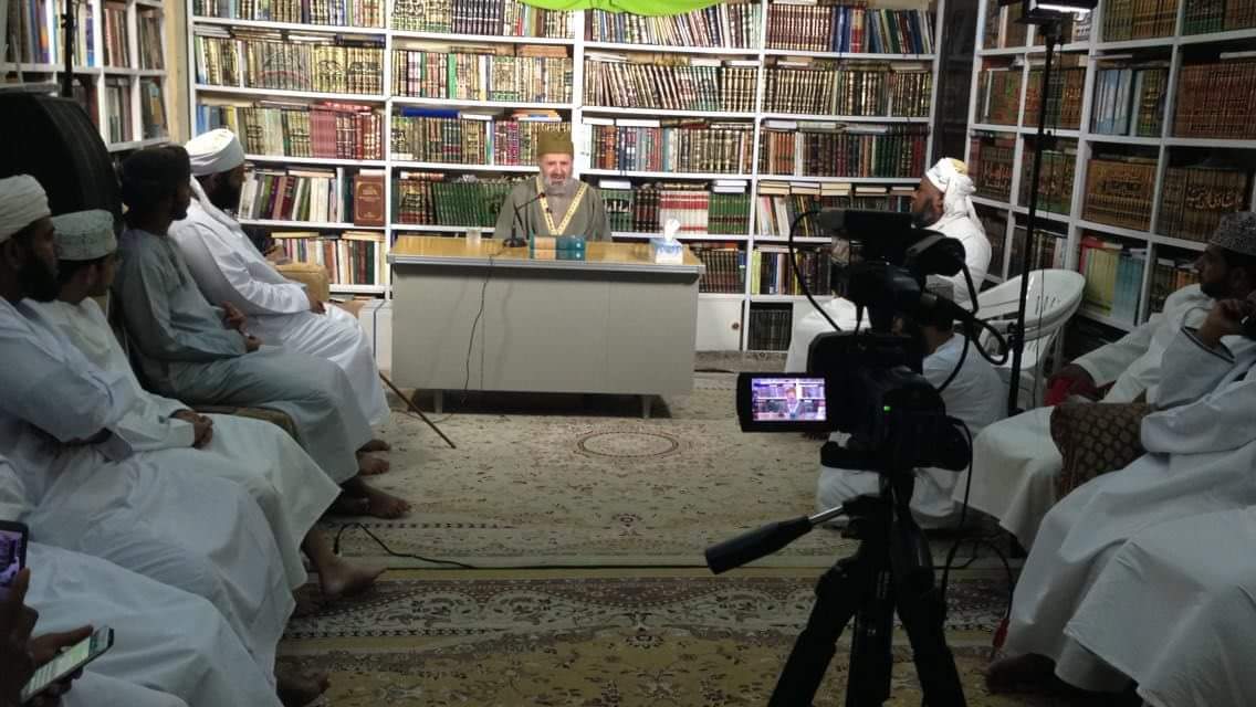 جلسة حوار مع الشيخ الدكتور مصطفى آل هرموش وهو من مشائخ أهل السنة في مكتبة الشيخ مسعود المقبالي بصحار فلج العوهي
أمة واحدة 
أمة الإسلام