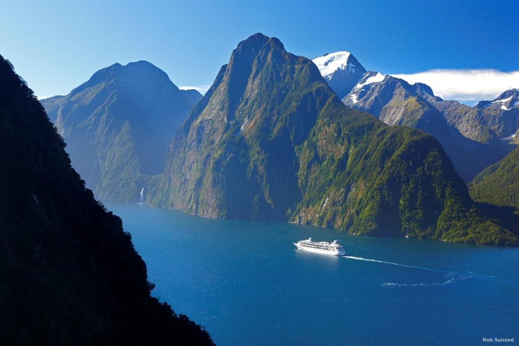 NuevaZelandaNet's tweet photo. No hay nada mejor que un crucero a través del Mar de Tasmania para ver el fiordo #MilfordSound https://t.co/JitFyWjhal https://t.co/AnjyUMjedJ