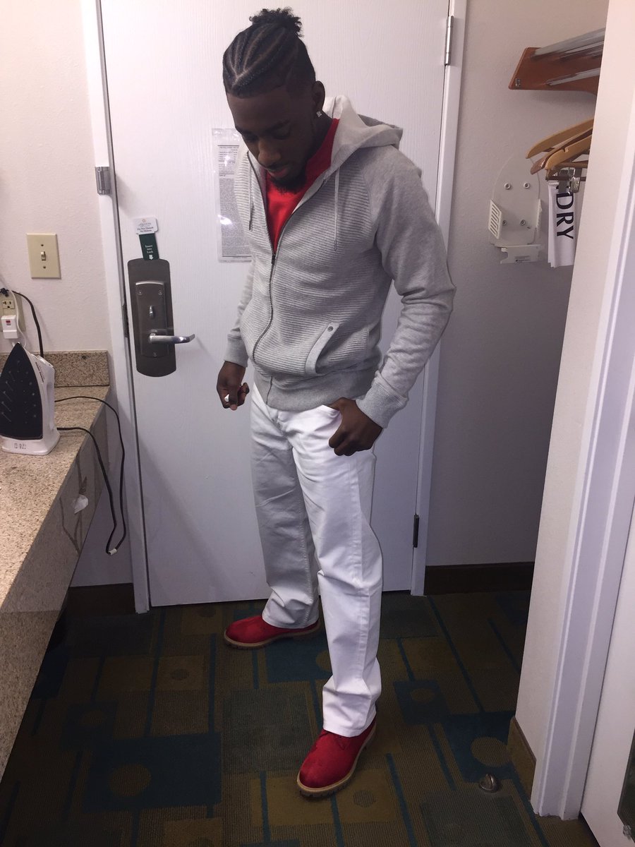 KOE_KINGKAGEUFC's tweet photo. LOOKEN CLEAN ON EM EVEN BEFORE THE FIGHT 😈💯👏🏿 #datboyclean https://t.co/Lx01eQrWIw