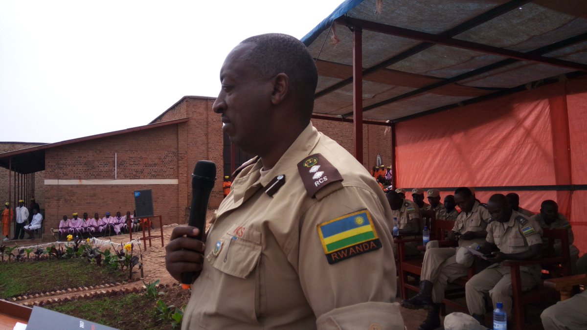 HuyePrison's tweet photo. 28.1.17 Ikiganiro ku ntwari z'IGihugu, Muri Gereza ya Huye cyatanzwe n' Umujyanama mubiro bya komiseri mukuru wa RCS SSP Emmanuel RUTAYISIRE https://t.co/uMIugFPAKj
