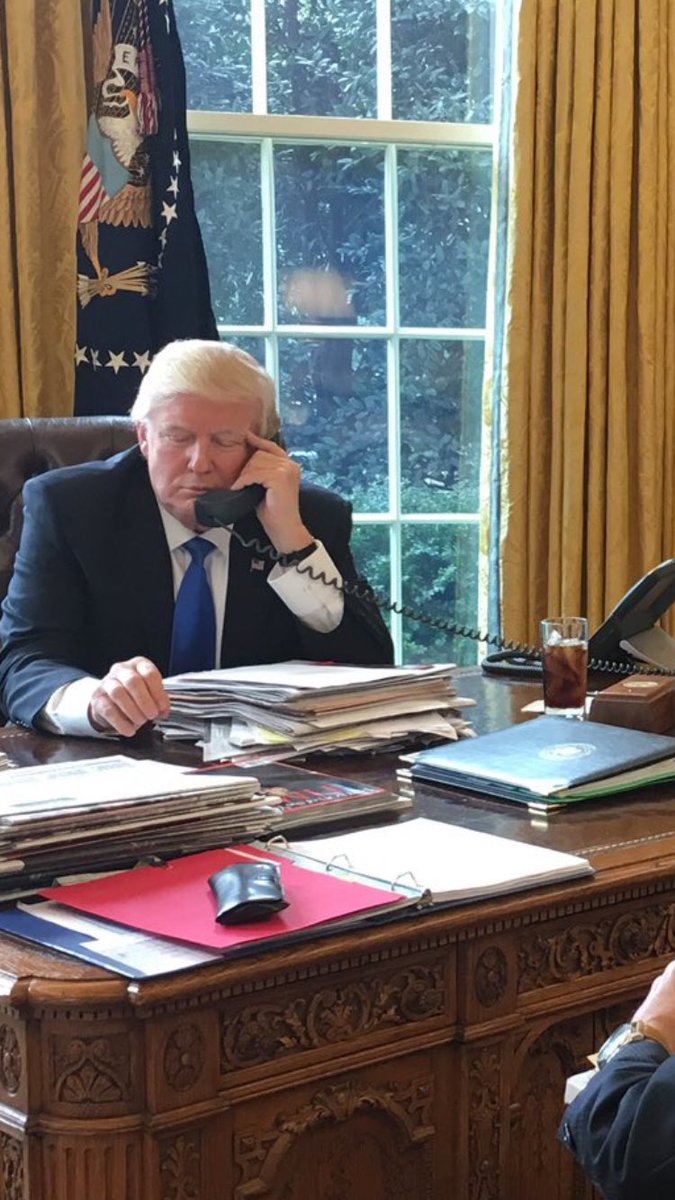 נשיא של קוקה קולה -טראמפ חשף: יש לי כפתור אדום בשולחן הנשיאותי - הוא משמש להזמנת קולה C3Rm_XQUMAA_dxP