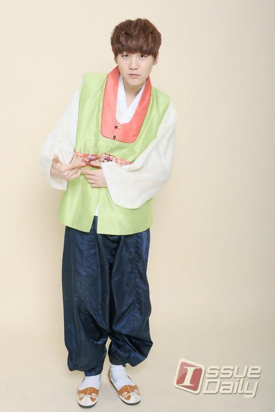 sugaupdates's tweet photo. Yoongi in a hanbok is the cutest concept. https://t.co/IO2qyPlmx0