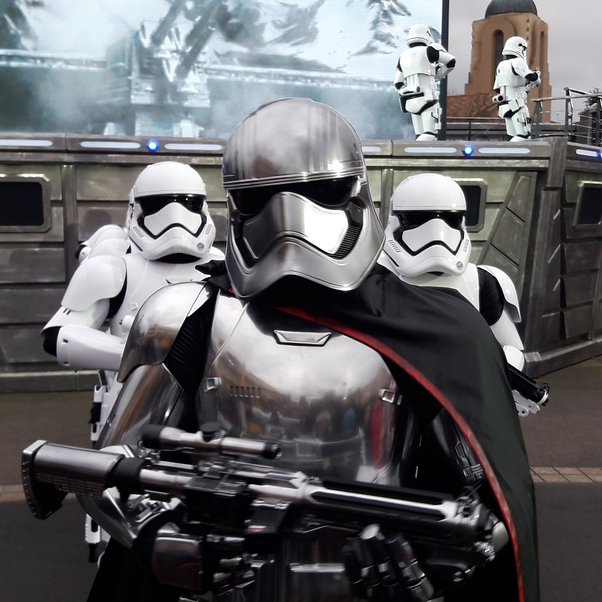 gouaig's tweet photo. Impressionant de si près! #capitainphasma est trop classe 👍 @DarkVador_Off #starwars #theforceawakens #DisneylandParis #stormtrooper #empire https://t.co/5ZG5ZBrmq5